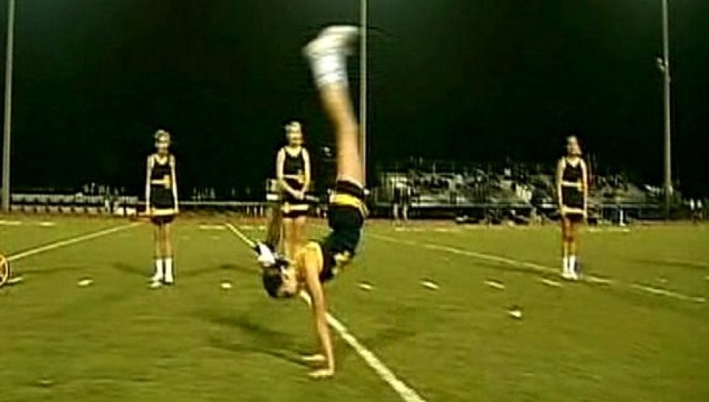 Una 'cheerleader' entra en el libro Guinness tras realizar 35 volteretas hacia atrás