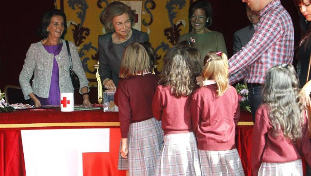 La reina con unas escolares en la mesa de cuestación instalada junto al Congreso de los Diputados