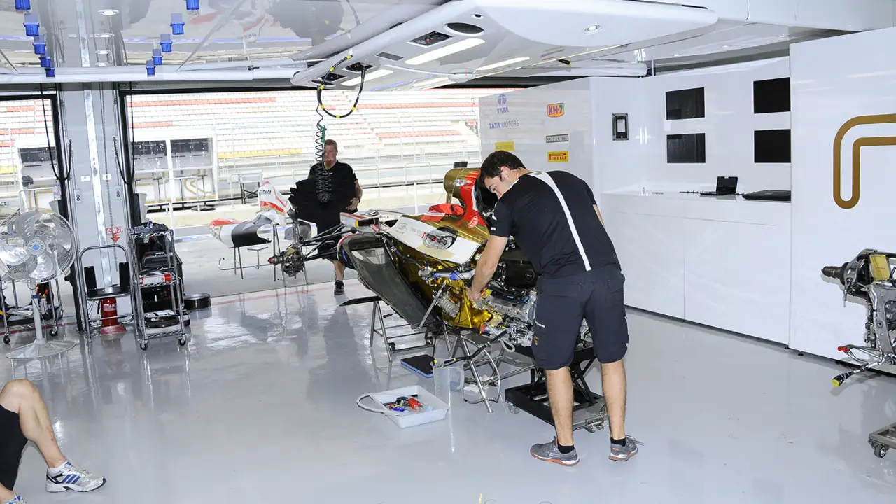 Mecánicos de HRT en el box de De la Rosa