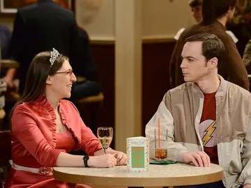 Amy contenta con su vestido de dama de honor Amy contenta con su vestido de dama de honor