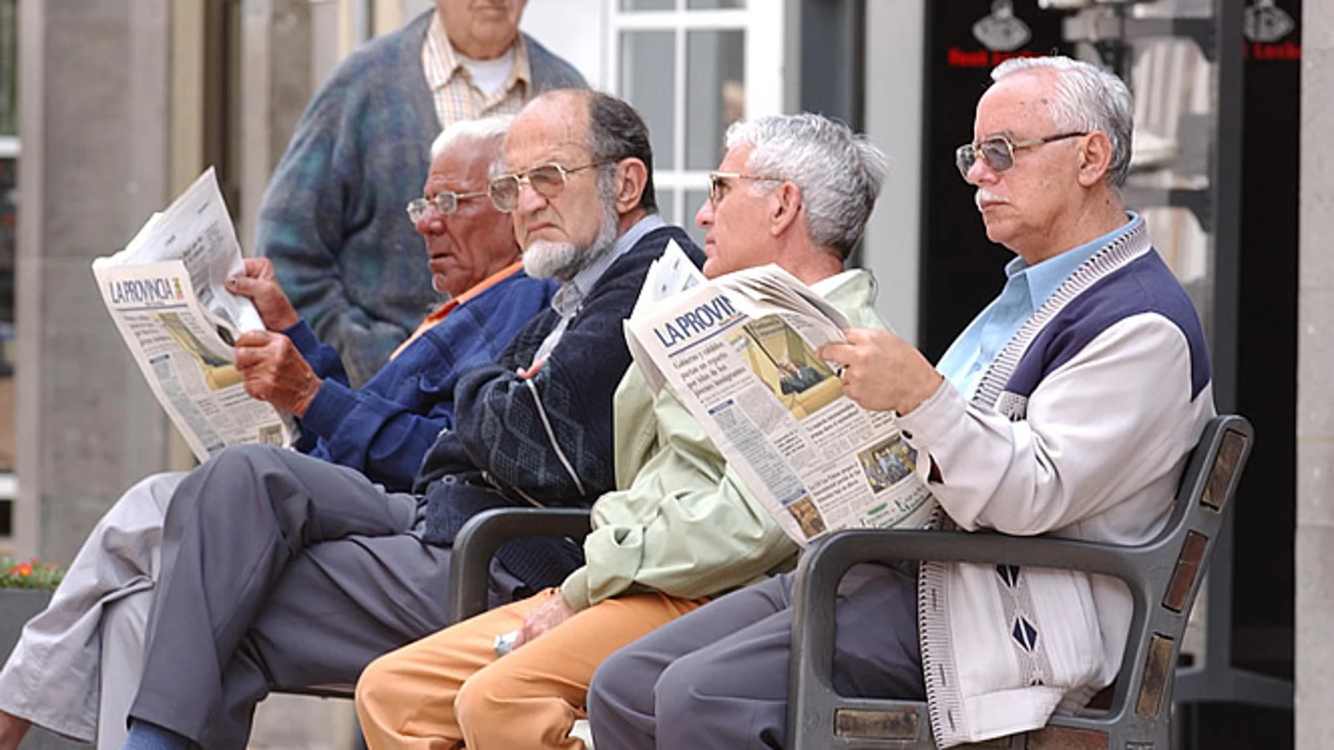 Un grupo de pensionistas Un grupo de pensionistas