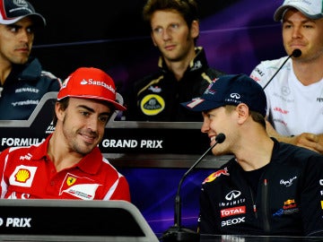 Alonso charla con Vettel