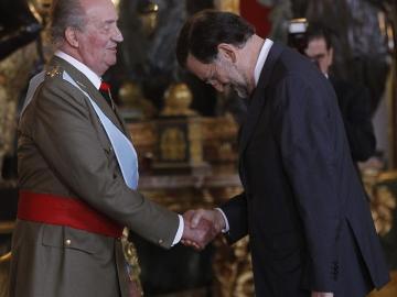 El rey Juan Carlos saluda al presidente Mariano Rajoy en la recepción en el Palacio Real