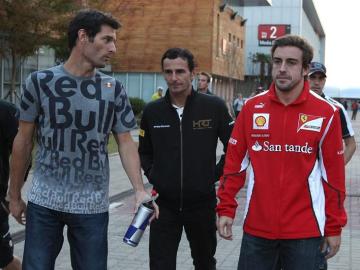 Pedro de la Rosa, flanqueado por Mark Webber y Fernando Alonso