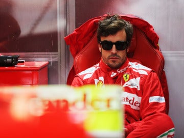 Alonso se concentra en el box de Ferrari