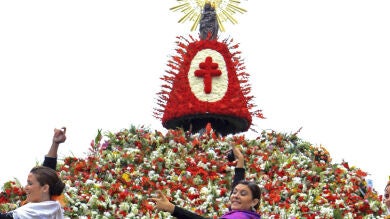 La Virgen del Pilar estrena manto rojo