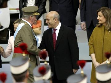 El ministro Wert saludando al Rey en el desfile de las Fuerzas Armadas El ministro Wert saludando al Rey en el desfile de las Fuerzas Armadas
