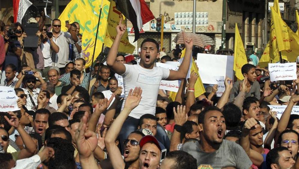 Opositores del presidente Mohamed Mursi protestan en la plaza Tahrir en El Cairo