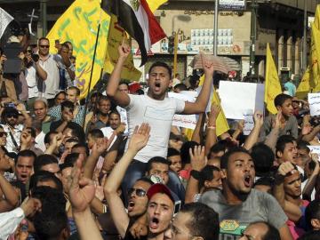 Opositores del presidente Mohamed Mursi protestan en la plaza Tahrir en El Cairo