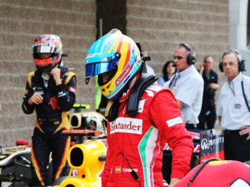 Alonso se baja del Ferrari