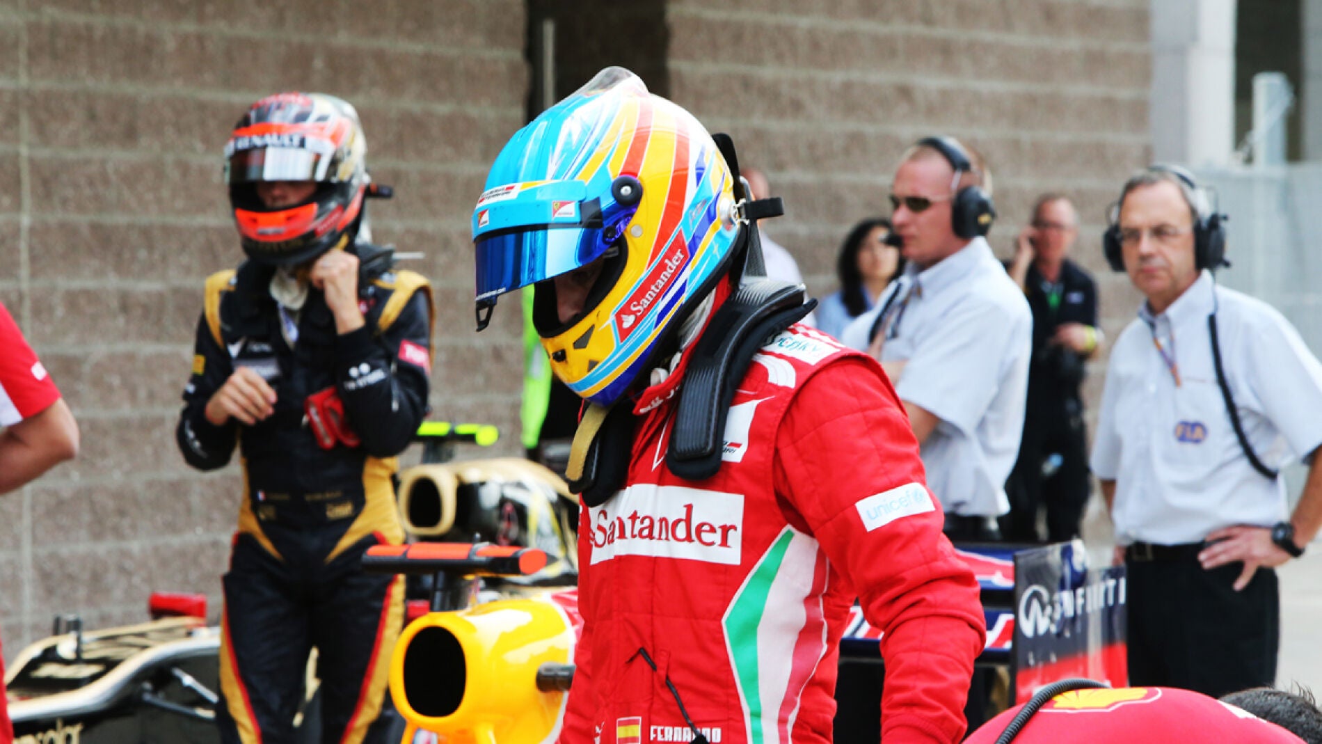 Alonso se baja del Ferrari