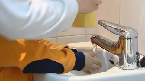 Niños lavándose las manos Niños lavándose las manos