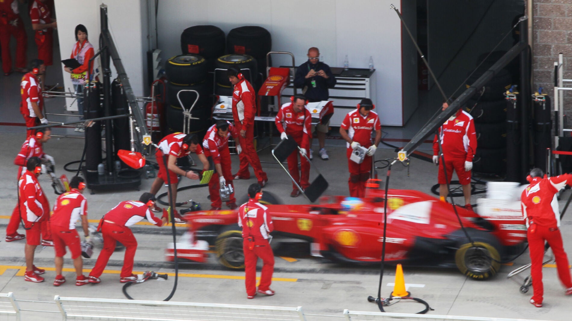 Alonso realiza un pit stop