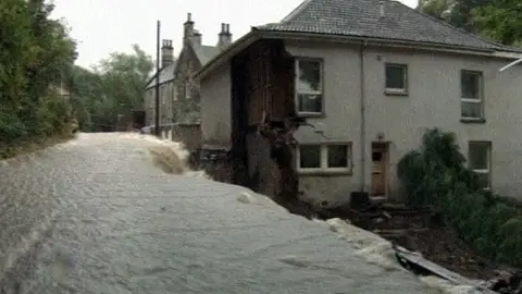 Las fuertes lluvias asedian el este de Escocia Las fuertes lluvias asedian el este de Escocia