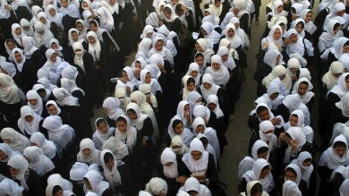 Las escuelas de Afganistán rezan por la niña pakistaní que sufrió el ataque talibán
