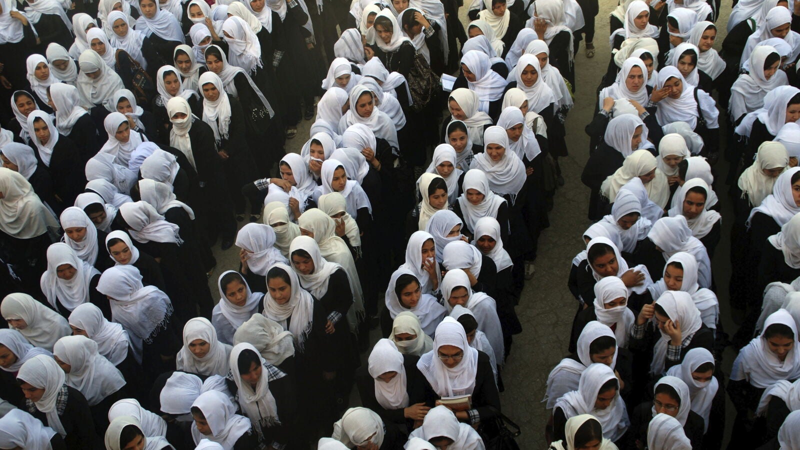 Las escuelas de Afganistán rezan por la niña pakistaní que sufrió el ataque talibán