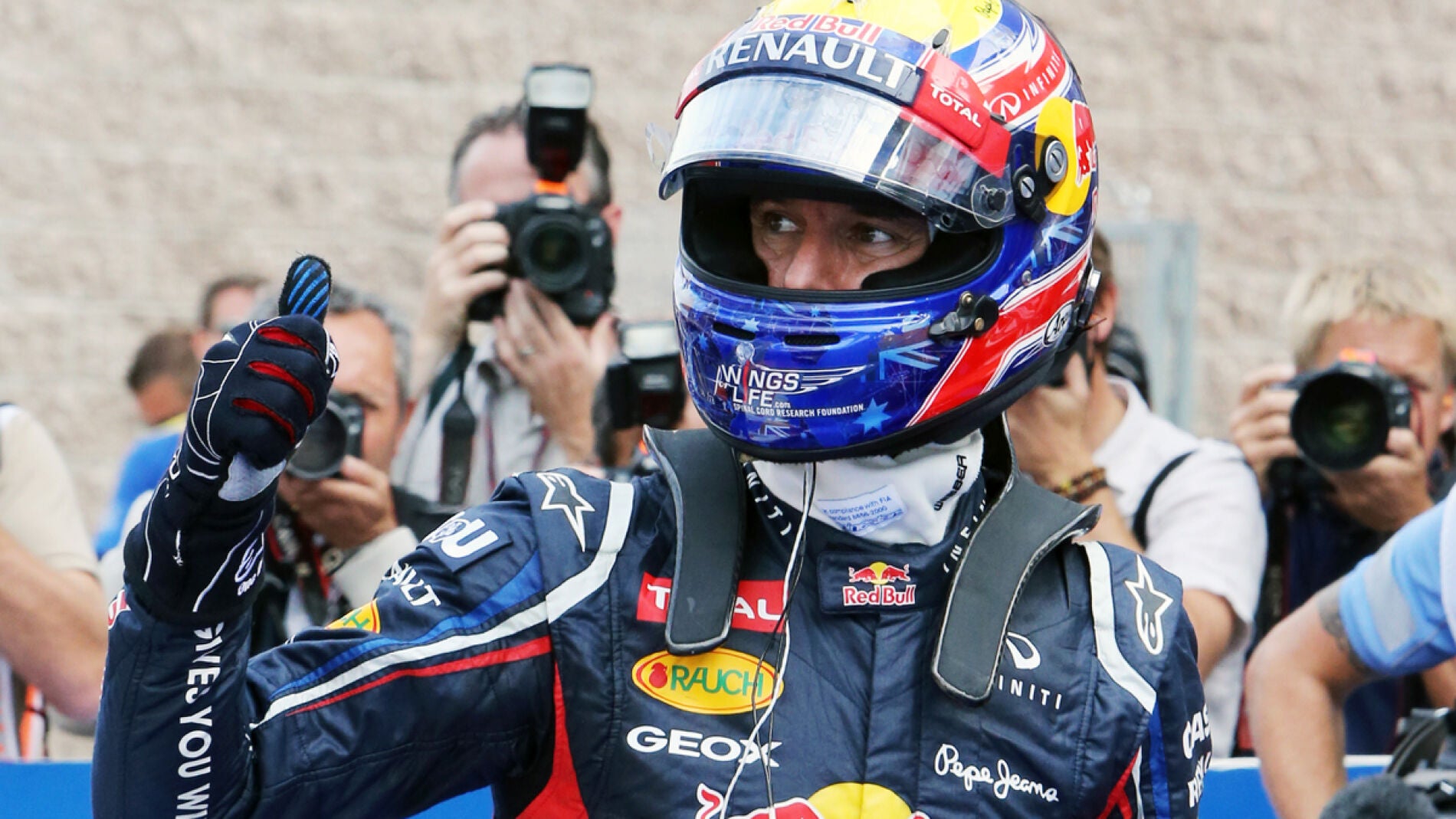 Mark Webber hace un gesto de O.K.