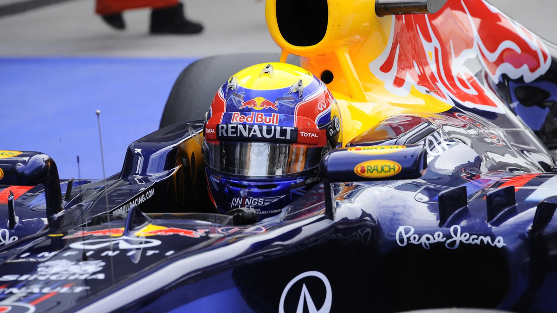 Mark Webber en el cockpit de Red Bull