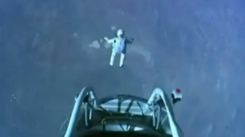 Felix Baumgartner salta desde 39.000 metros Felix Baumgartner salta desde 39.000 metros