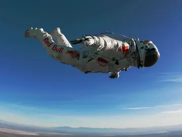 Felix Baumgartner en pleno vuelo Felix Baumgartner en pleno vuelo