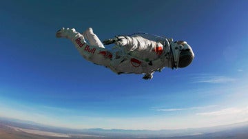 Felix Baumgartner en pleno vuelo