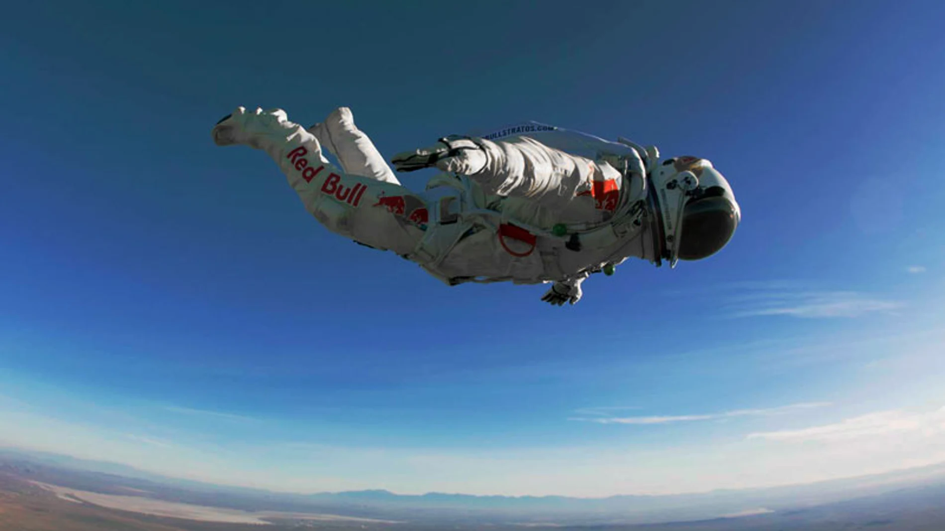 Felix Baumgartner en pleno vuelo Felix Baumgartner en pleno vuelo