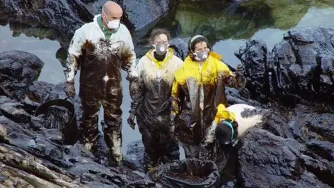 Voluntarios en labores de limpieza Voluntarios en labores de limpieza