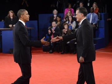 Los candidatos a la presidencia de EEUU se saludan antes del debate.