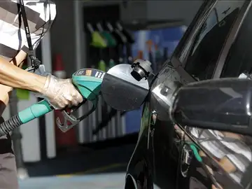 Un conductor reposta en una gasolinera de Madrid Un conductor reposta en una gasolinera de Madrid