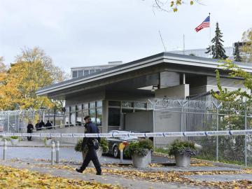  Vista del cordón policial que rodea la embajada estadounidense en Estocolmo, Suecia.