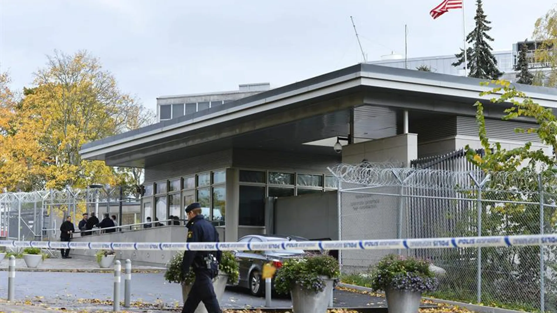 Vista del cordón policial que rodea la embajada estadounidense en Estocolmo, Suecia. Vista del cordón policial que rodea la embajada estadounidense en Estocolmo, Suecia.