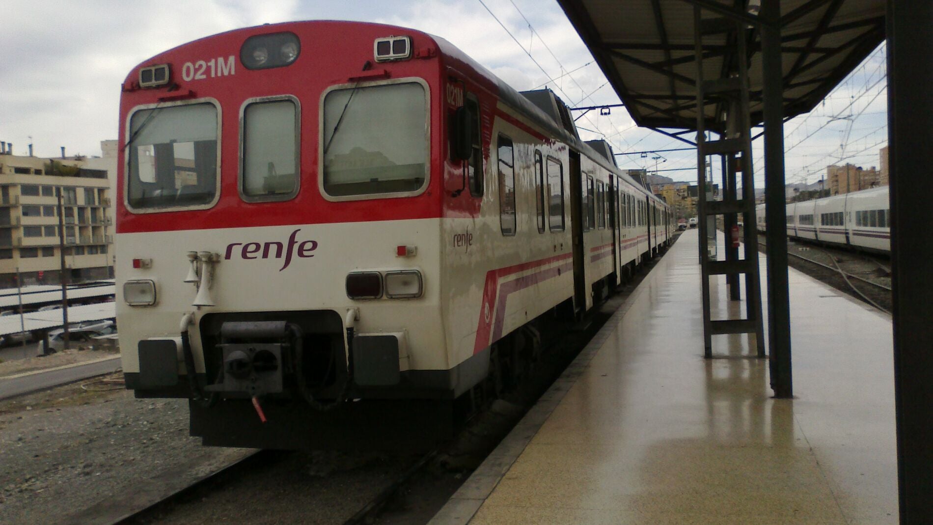Tren de cercan&iacute;as entre Murcia y Alicante