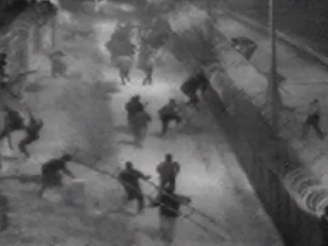 Inmigrantes asaltando la valla de Melilla Inmigrantes asaltando la valla de Melilla