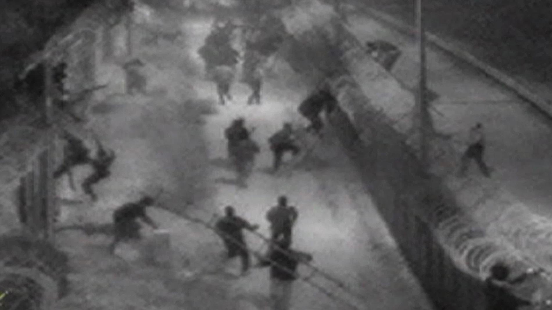 Inmigrantes asaltando la valla de Melilla Inmigrantes asaltando la valla de Melilla