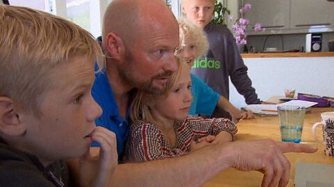 El acr&oacute;bata que casi muere en un salto, junto a sus hijos