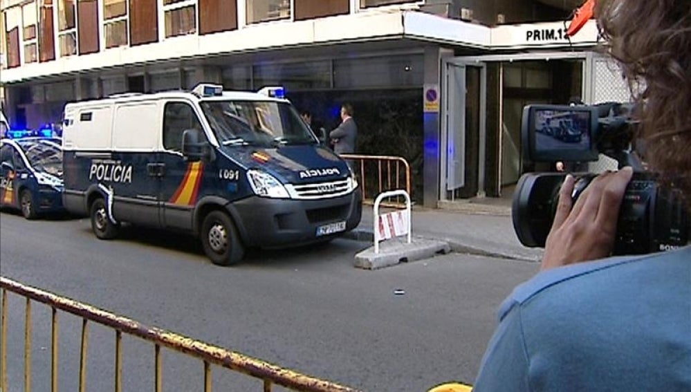Furgón Policial ante la Audiencia Nacional, en Madrid.