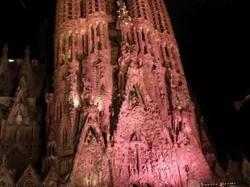 La Sagrada Familia se viste de rosa para sumarse a la lucha contra el cáncer de mama La Sagrada Familia se viste de rosa para sumarse a la lucha contra el cáncer de mama