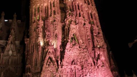La Sagrada Familia se viste de rosa para sumarse a la lucha contra el c&aacute;ncer de mama