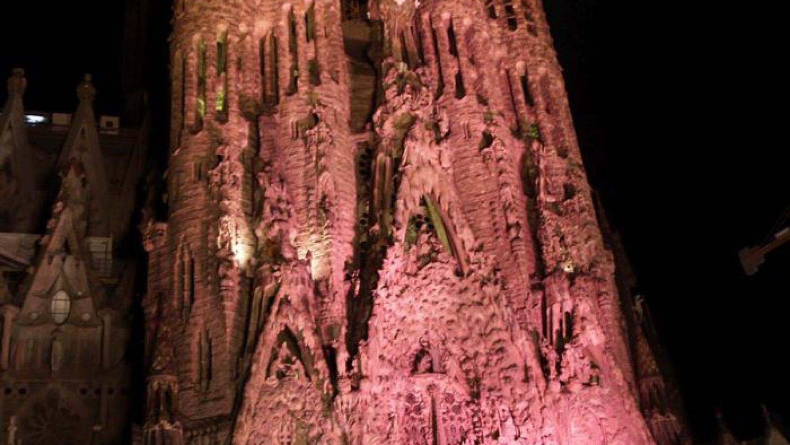 Barcelona se tiñe de rosa por el Día Internacional contra el Cáncer de Mama