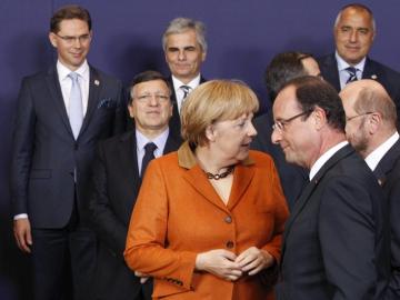 La canciller alemana Angela Merkel (i) conversa con el presidente francés François Hollande 
