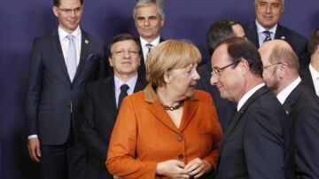 La canciller alemana Angela Merkel (i) conversa con el presidente francés François Hollande 