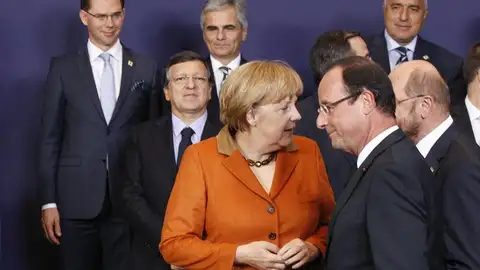 La canciller alemana Angela Merkel (i) conversa con el presidente francés François Hollande La canciller alemana Angela Merkel (i) conversa con el presidente francés François Hollande