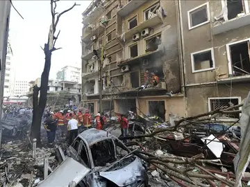 Bomberos libaneses apagan el incendio en un edificio cercano al lugar donde ha explotado un coche Bomberos libaneses apagan el incendio en un edificio cercano al lugar donde ha explotado un coche
