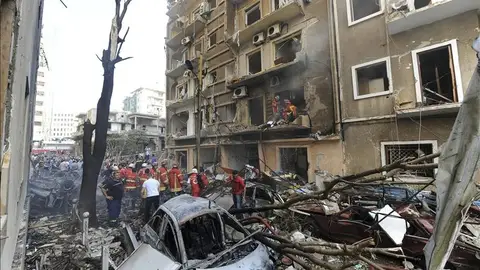 Bomberos libaneses apagan el incendio en un edificio cercano al lugar donde ha explotado un coche Bomberos libaneses apagan el incendio en un edificio cercano al lugar donde ha explotado un coche