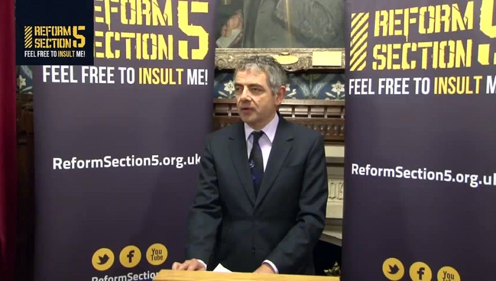 Rowan Atkinson defiende, con un discurso, la legalización del insulto en Reino Unido