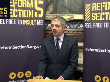 Rowan Atkinson defiende, con un discurso, la legalización del insulto en Reino Unido