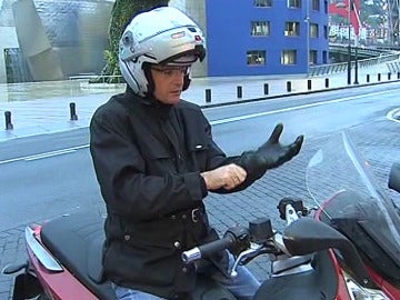 Basagoiti disfruta de un paseo en moto