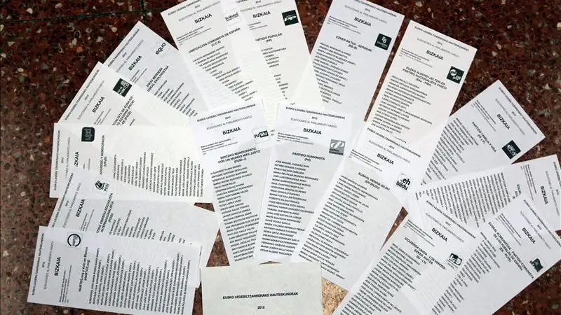 Papeletas para votar en las elecciones del Pa&iacute;s Vasco