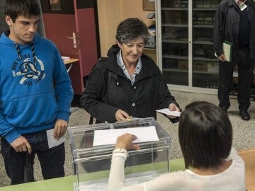 La candidata a lehendakari por EH Bildu, Laura Mintegi acudió a votar a primera hora de la mañana La candidata a lehendakari por EH Bildu, Laura Mintegi acudió a votar a primera hora de la mañana