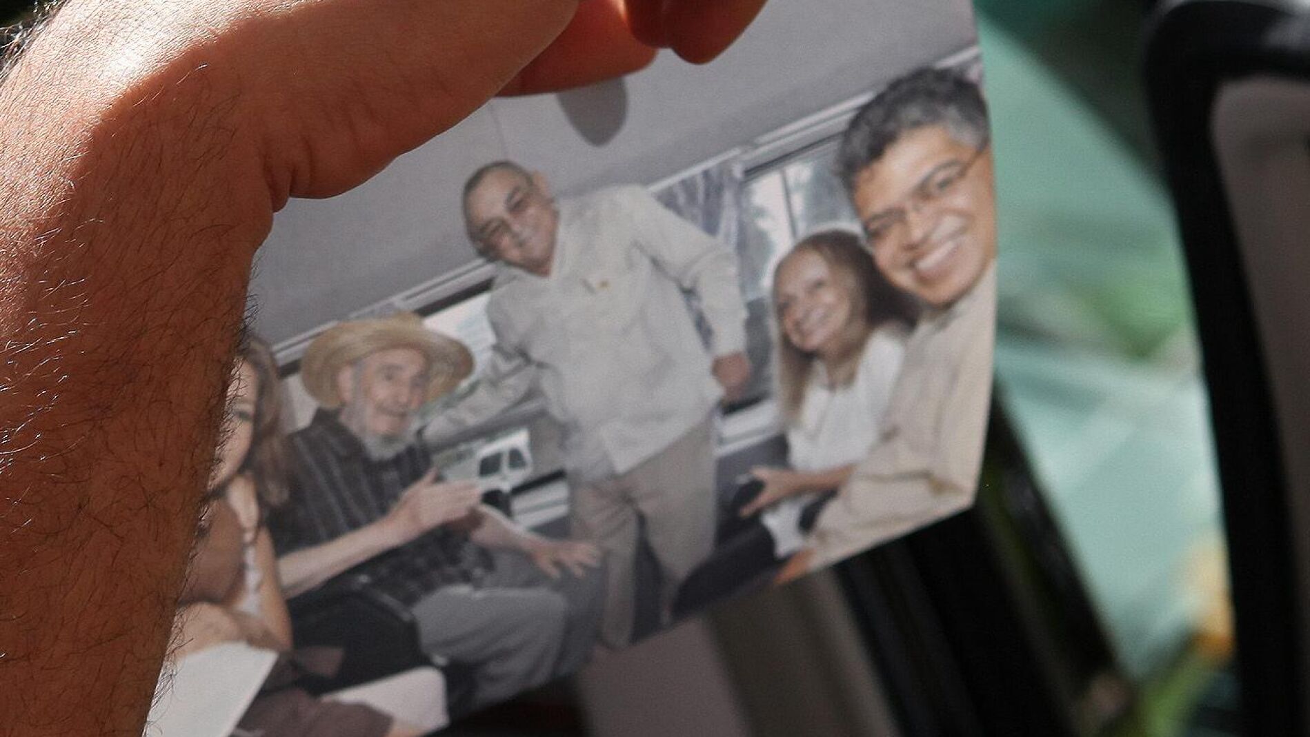 Imagen que muestra a Fidel Castro este pasado s&aacute;bado en buen estado de salud
